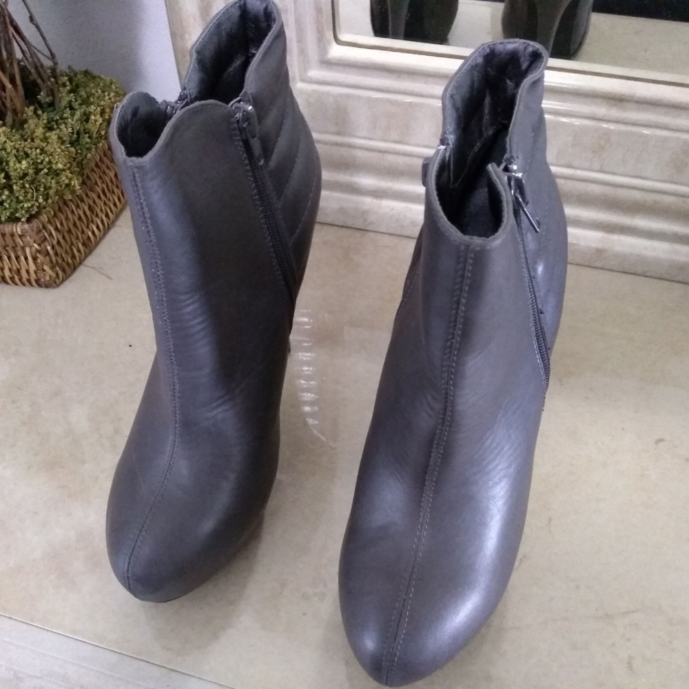 Kym Platform Stiletto Ankle Booties Quilted *NEW - Picture 3 of 6